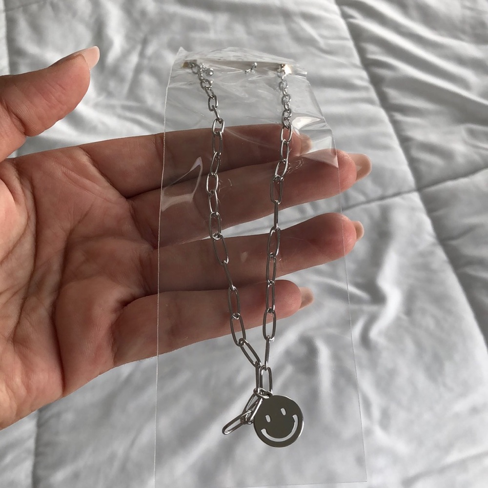 SILVER SMILEY PENDANT NECKLACE